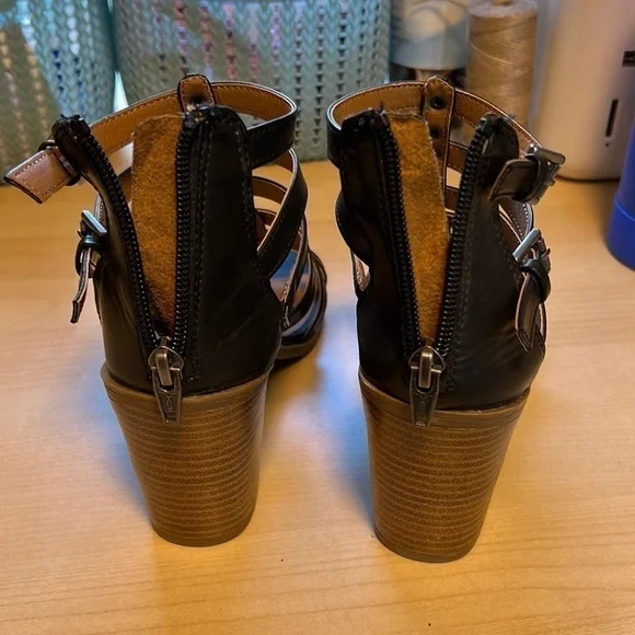 NWOT Mossimo Strappy Sandals With Studs And Back Heel Zipper, Size 7 - Picture 4 of 11